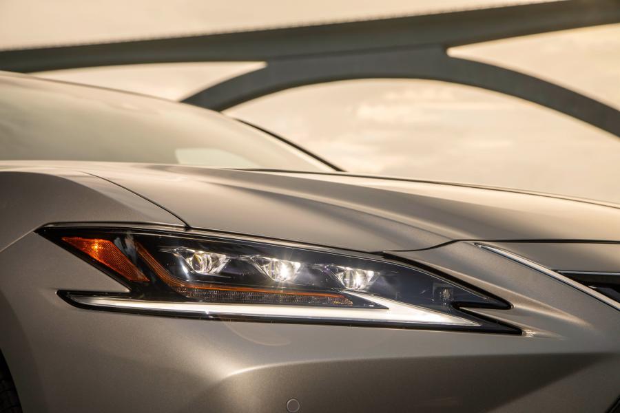 Детали экстерьера Lexus ES300h 2018 года  (NA) (фото 17 из 41)